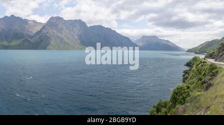 Paysage avec route sinueuse de la côte est et rive ouest du lac Wakatipu, tourné dans un lumineux lumineux de printemps nuageux à l'escalier des Devils, Otago, île du Sud Banque D'Images