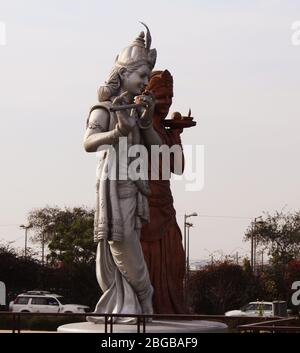 Vue latérale du Seigneur Krishna et Radha au temple Shiva de Mangal Mahadev en Inde Banque D'Images