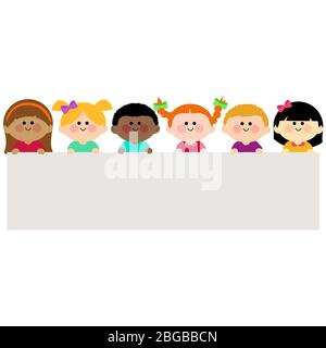 Heureux groupe d'enfants tenant une bannière vierge. Mignons filles et garçons tenant un signe blanc. Banque D'Images
