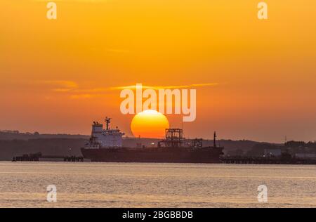 WhiteGate, Cork, Irlande. 21 avril 2020. Le pétrolier Songa Jade déchargeant sa cargaison alors que le soleil monte à la raffinerie Irving à Whitegate Co.Cork . La pandémie de Covid-19 a vu un collappe des prix du pétrole sur les marchés internationaux alors que la demande a chuté en raison des blocages dans le monde entier. Crédit; David Creedon / Alay Live News Banque D'Images