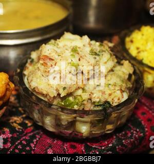 Plat, dépoli, Crush Aloo, jera aloo recette servie dans une assiette transparente avec un snack indien typique, délicieux plat maison de rue Banque D'Images