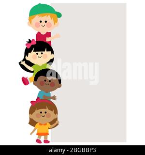 Heureux groupe d'enfants tenant une bannière vierge. Mignons filles et garçons tenant un signe blanc. Banque D'Images