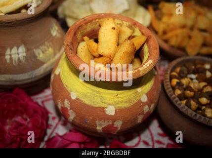 Pommes de terre frites croustillantes, namekeen, shakkarpara servi dans le Mud Bowl, avec un en-cas indien typique, des plats de rue délicieux de style villageois pur Banque D'Images