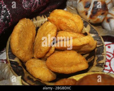 Cuisine indienne croustillante Pakoda servie dans une assiette jetable à feuilles sèches, avec une collation typique indienne, une délicieuse cuisine de rue de style villageois Banque D'Images