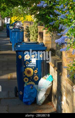 Londres, Royaume-Uni. Mardi 21 avril 2020. Recyclage des poubelles dans une rue à Ealing. Les principaux travailleurs ont été félicités pour avoir permis de maintenir les services pendant la crise pandémique du coronavirus. Date de la photo : mardi 21 avril 2020. Photo : Richard Gray/Alay Banque D'Images