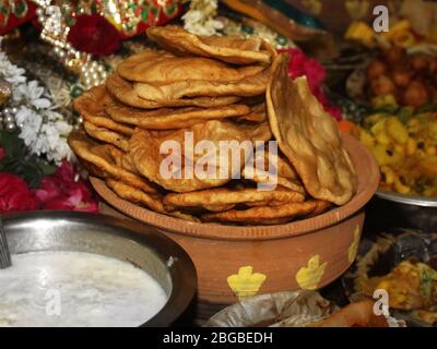 puri,chapatti frite,poori,pancake,servi dans un bol de boue avec une cuisine indienne typique, pure cuisine de villageois style délicieux Banque D'Images