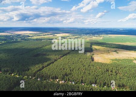 Paysage rural, vue aérienne. Vue des champs et forêts labourés et verts au printemps. Banque D'Images