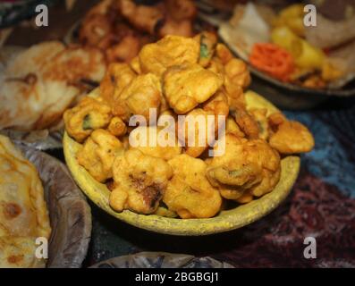 Pakoda, bhajis d'oignon croustillant ou kanda ou pakore de ke de pyaj, collation indienne servie dans Mud Bowl, avec une collation typique indienne, pur villageois style délicieux de la glantre Banque D'Images