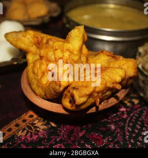 Pakoda, bhajis d'oignon croustillant ou kanda ou pakore de ke de pyaj, collation indienne servie dans Mud Bowl, avec une collation typique indienne, pur villageois style délicieux de la glantre Banque D'Images