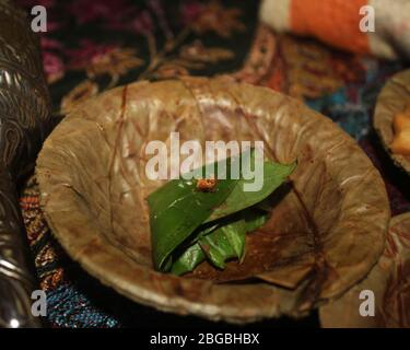 Poêle banarasi, noix de bétel servi dans une assiette jetable faite de feuilles sèches avec un typique des ingrédients de banarasi indien, pur style villageois rue délicieuse Banque D'Images