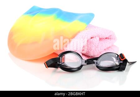 Set pour la piscine: Bonnet de bain, lunettes et serviette isolés sur blanc Banque D'Images