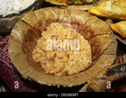 soeji, halwa, doux, semolina servi dans une assiette jetable faite de feuilles sèches de villageois pur style délicieux de rue Banque D'Images