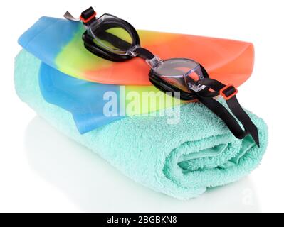 Set pour la piscine: Bonnet de bain, lunettes et serviette isolés sur blanc Banque D'Images