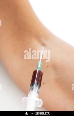 seringue dans le bras patient prélever un échantillon sanguin pour le test sanguin Banque D'Images