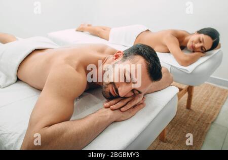Un couple heureux se détendre dans le centre spa de luxe. Massage relaxant antistress au miel, peeling. Lune de miel au spa Banque D'Images