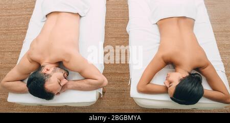Beau couple dans le salon de spa avec massage anti-stress. Vue de dessus Banque D'Images