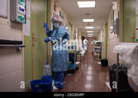 Barcelone, Espagne. 20 avril 2020. Un membre du personnel portant un équipement de protection nettoie le service COVID-19 dans un hôpital de Barcelone, Espagne, le 20 avril 2020. Crédit: Francisco Avia/Xinhua/Alay Live News Banque D'Images