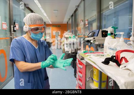 Barcelone, Espagne. 20 avril 2020. Un membre du personnel met deux gants avant de faire le ménage à un hôpital de Barcelone, Espagne, le 20 avril 2020. Crédit: Francisco Avia/Xinhua/Alay Live News Banque D'Images