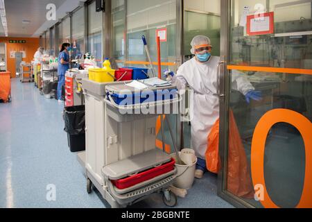 Barcelone, Espagne. 20 avril 2020. Un membre du personnel portant un équipement de protection nettoie le service COVID-19 dans un hôpital de Barcelone, Espagne, le 20 avril 2020. Crédit: Francisco Avia/Xinhua/Alay Live News Banque D'Images