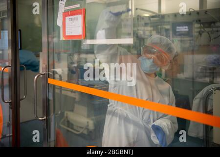 Barcelone, Espagne. 20 avril 2020. Un membre du personnel portant un équipement de protection nettoie le service COVID-19 dans un hôpital de Barcelone, Espagne, le 20 avril 2020. Crédit: Francisco Avia/Xinhua/Alay Live News Banque D'Images