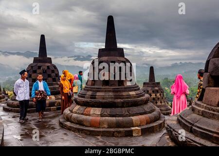 Visiteurs intérieurs indonésiens au temple de Borobudur, Yogyakarta, Java centrale, Indonésie Banque D'Images