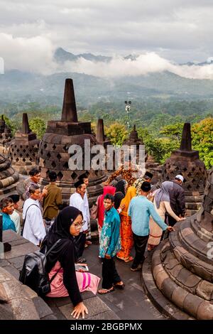 Visiteurs intérieurs indonésiens au temple de Borobudur, Yogyakarta, Java centrale, Indonésie Banque D'Images