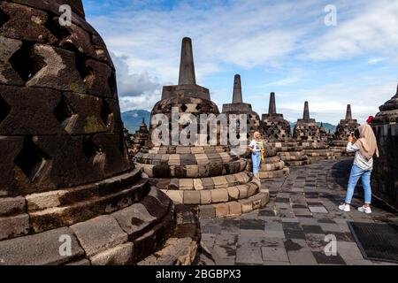 Visiteurs intérieurs indonésiens au temple de Borobudur, Yogyakarta, Java centrale, Indonésie Banque D'Images