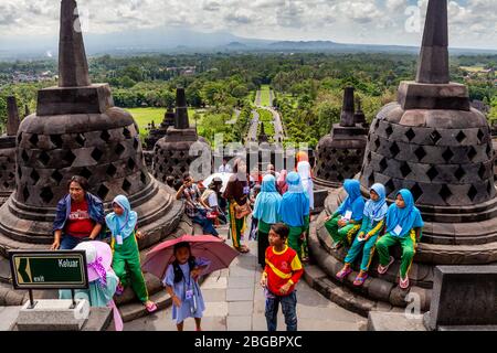 Visiteurs intérieurs indonésiens au temple de Borobudur, Yogyakarta, Java centrale, Indonésie Banque D'Images