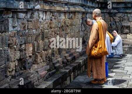 Un groupe de moines bouddhistes priant au temple de Borobudur, Yogyakarta, Java centrale, Indonésie Banque D'Images