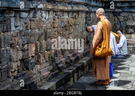 Un groupe de moines bouddhistes priant au temple de Borobudur, Yogyakarta, Java centrale, Indonésie Banque D'Images