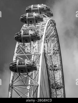 London Eye en noir et blanc, par jour nuageux Banque D'Images