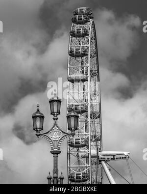 London Eye en noir et blanc, par jour nuageux Banque D'Images