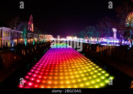 NAGASAKI, JAPON - 29 avril 2019 : Huis Ten Bosch est un parc à thème à Nagasaki, Japon, qui affiche de vieux bâtiments néerlandais et des lumières colorées à n Banque D'Images