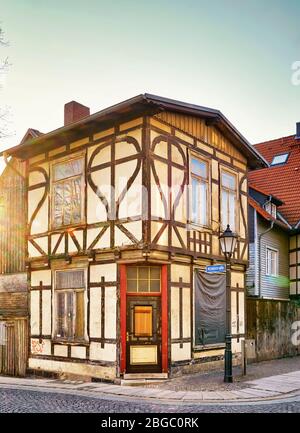 Maison historique à colombages non rénovée dans la vieille ville de Wernigerode. Allemagne Banque D'Images