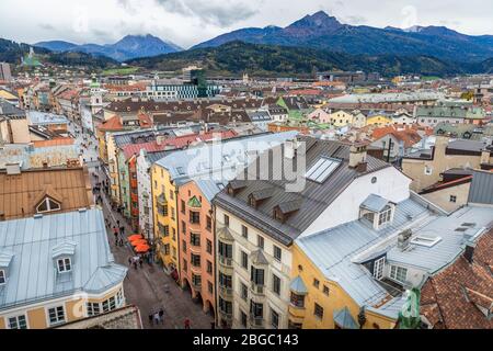 Innsbruck, Autriche - 3 novembre 2019 : vue aérienne sur les vieilles maisons colorées et le bâtiment d'Innsbruck. Banque D'Images