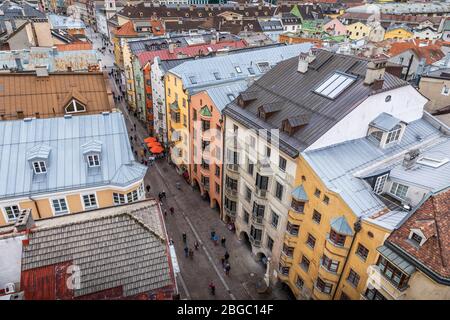 Innsbruck, Autriche - 3 novembre 2019 : vue aérienne sur les vieilles maisons colorées et le bâtiment d'Innsbruck. Banque D'Images