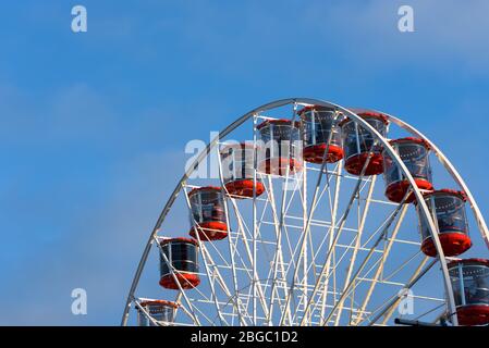 Vue sur la roue du festival (ou Grande roue d'Édimbourg), la célèbre roue rouge et blanche de Ferris au coeur de la ville à l'heure de Noël. Ecosse. Banque D'Images