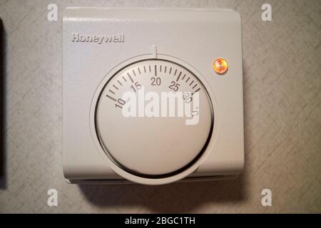 Cadran de commande de chauffage thermostatique honeywell indiquant 20 °C vingt °C. Banque D'Images