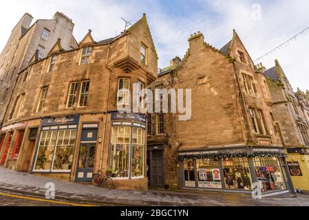 Coin de Cockburn Street avec Fleshmarket à proximité à Edinburgh, en Écosse. Banque D'Images