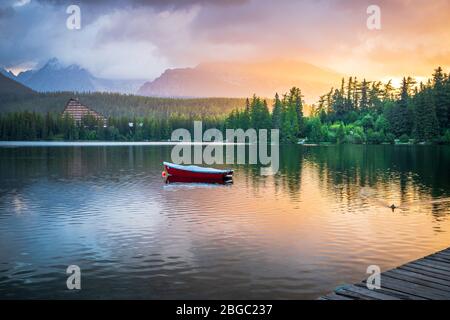Panorama montagne lac Strbske pleso dans le parc national High Tatras au coucher du soleil, Slovaquie, Europe Banque D'Images