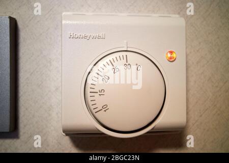 Cadran de commande de chauffage thermostatique honeywell affichant 30 °C trente degrés de centrigrade Banque D'Images