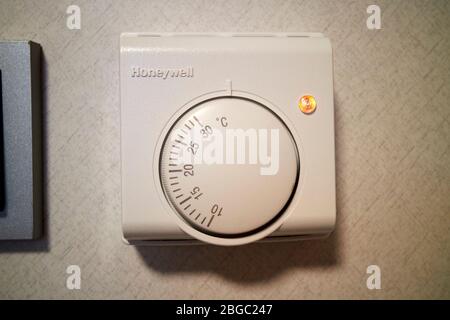 cadran de commande de chauffage thermostatique honeywell sur la balance réglé sur degrés centigrade maximum Banque D'Images