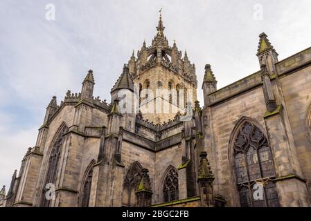 Edinburgh, Écosse - décembre 2018. Vue sur la cathédrale St Giles sur le Royal Mile. Banque D'Images