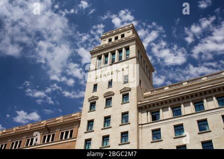 Vue de dessous du célèbre bâtiment de l'hôtel sur la place 'Placa de Catalunya' à Barcelone. C'est une journée d'été ensoleillée. Banque D'Images
