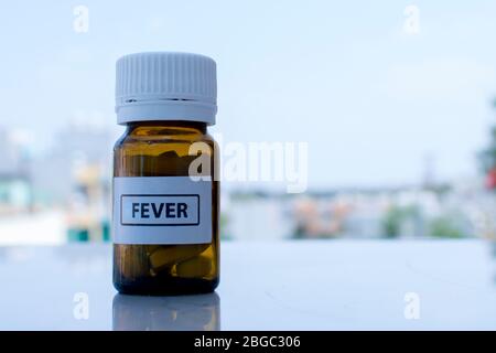 Utilisation de médicaments pour la pilule pour briser la fièvre. Maux de tête et remèdes contre la fièvre.concept de pharmacie, antipyrétique, traitement de la fièvre Banque D'Images
