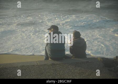 Un couple assis à côté de l'océan dans le sud-ouest de la France, pasakdek Banque D'Images