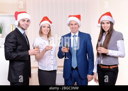 Jeunes gens d'affaires à Santa Hat au bureau Banque D'Images