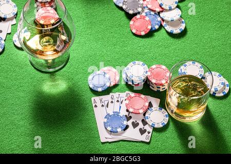 Cartes et jetons sur table de quatre personnes pour le poker Banque D'Images