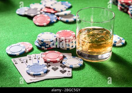 Whisky et cartes sur table de jeu de quatre personnes Banque D'Images