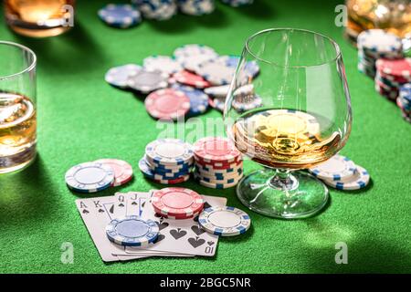 Cartes et jetons sur table de jeu de quatre personnes Banque D'Images